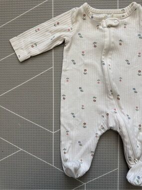 Carter's|Baby girl White ribbed onesie footies, 
Full zip in ditsy florals•••3M